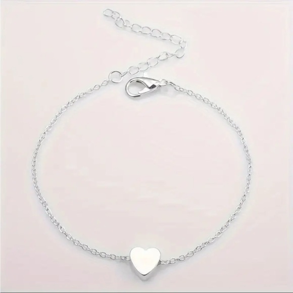 Dainty Gold Heart Pendant Bracelet - Picture 10 of 12